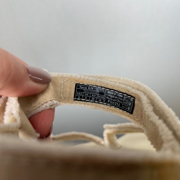 Teva Sandals Women's Size 8 Beige Fluffy Adjustable Straps Platform Casual Shoes - Picture 6 of 6
